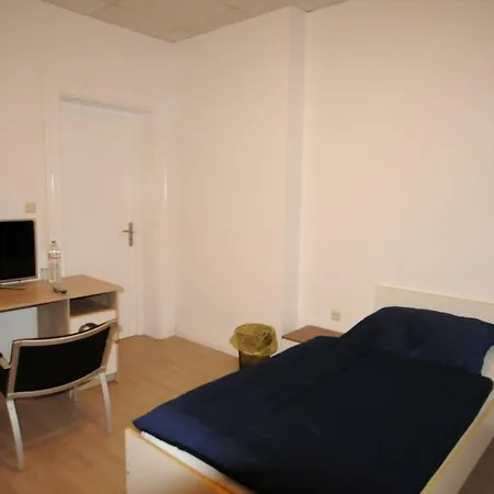 Messezimmer Laatzen ホームステイ *